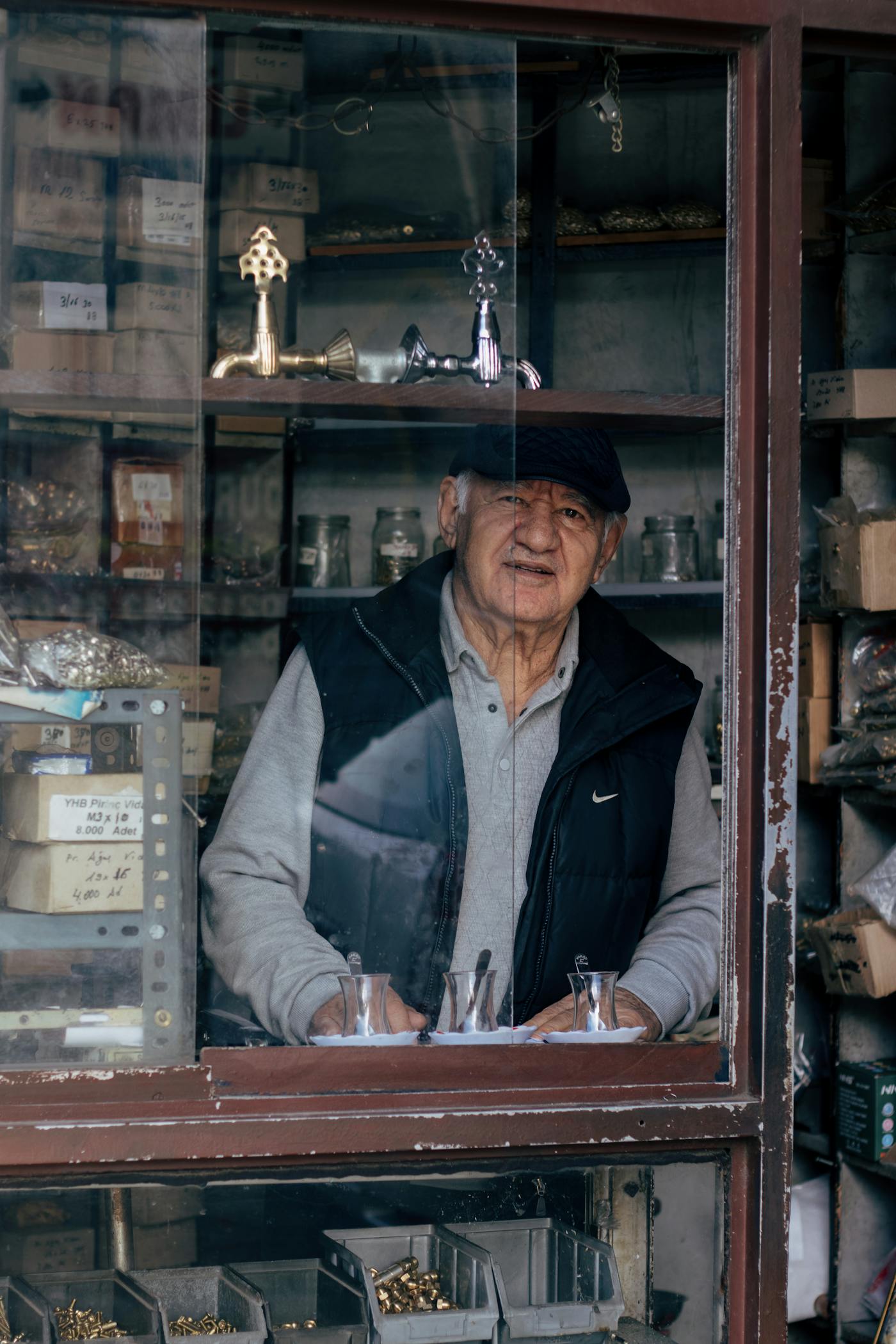Ferretero en su local