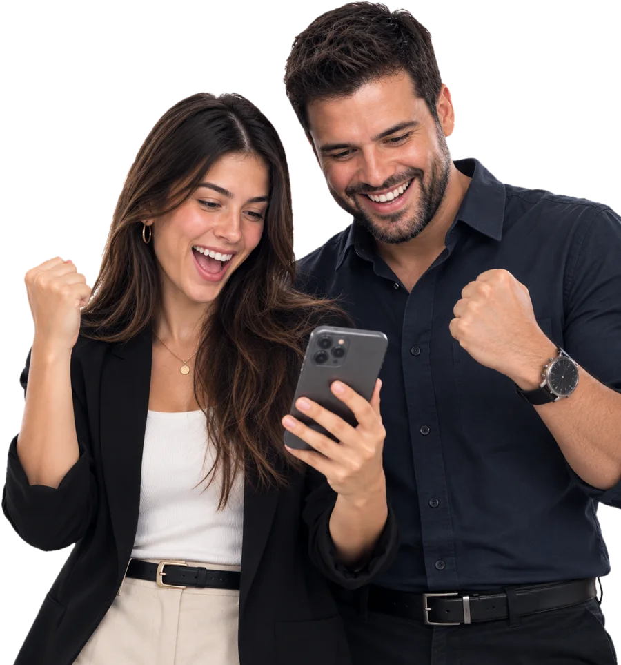 Dos emprendedores celebrando frente al celular